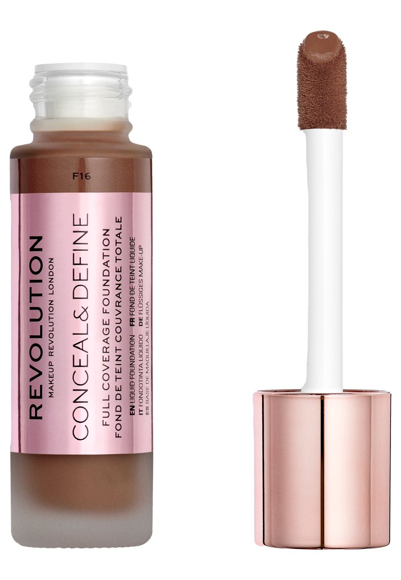 Fond de teint Conceal & Define de Makeup Revolution dans un flacon en verre avec une étiquette rose. Comprend un applicateur blanc avec une teinte marron.