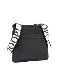 Borsa a tracolla nera in nylon con una tracolla a strisce bianche che recita "JOOP!" e chiusura con cerniera; presenta una texture liscia e una forma rettangolare semplice.