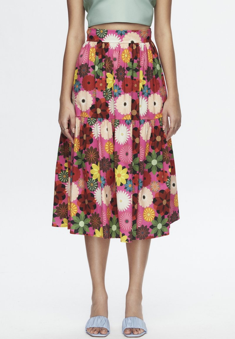 Bloemmotief midi-rok in roze, rood en groen, met een gegatherde taille en gelaagd ontwerp, gecombineerd met blauwe instappers.