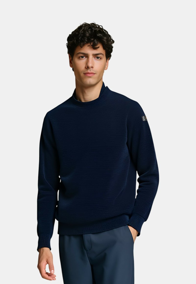 Maglione pullover blu navy, tessuto strutturato, collo alto, polsini e orlo a coste; presenta una toppa con logo sulla manica sinistra.