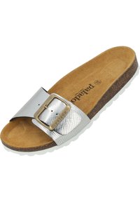 Sandale en argent avec une sangle synthétique texturée, une large boucle et une semelle en liège. Semelle en caoutchouc blanche avec une texture ondulée.