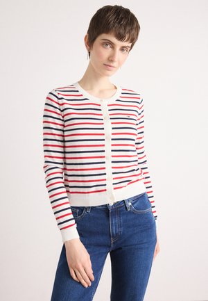 Cardigan a rayas en crema, rojo y azul oscuro, con cuello redondo, cierre de botones y puños acanalados, combinado con jeans azul oscuro.