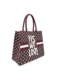 Borsa in tessuto color bordeaux con un motivo geometrico, caratterizzata da lettering bianco "YES WE LOVE" e strisce bianche decorative nella parte anteriore.