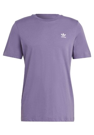 Fioletowy bawełniany t-shirt z krótkimi rękawami, okrągłym dekoltem i białym logo Adidas na lewej piersi. Gładka faktura, casualowy design.