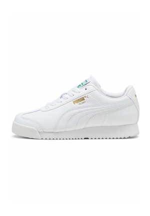 Baskets Puma Roma blanches avec logo doré, tige en cuir texturé, lacets blancs et semelle blanche striée, vues de côté.