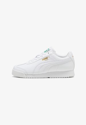 Baskets Puma Roma blanches avec logo doré, tige en cuir texturé, lacets blancs et semelle blanche striée, vues de côté.