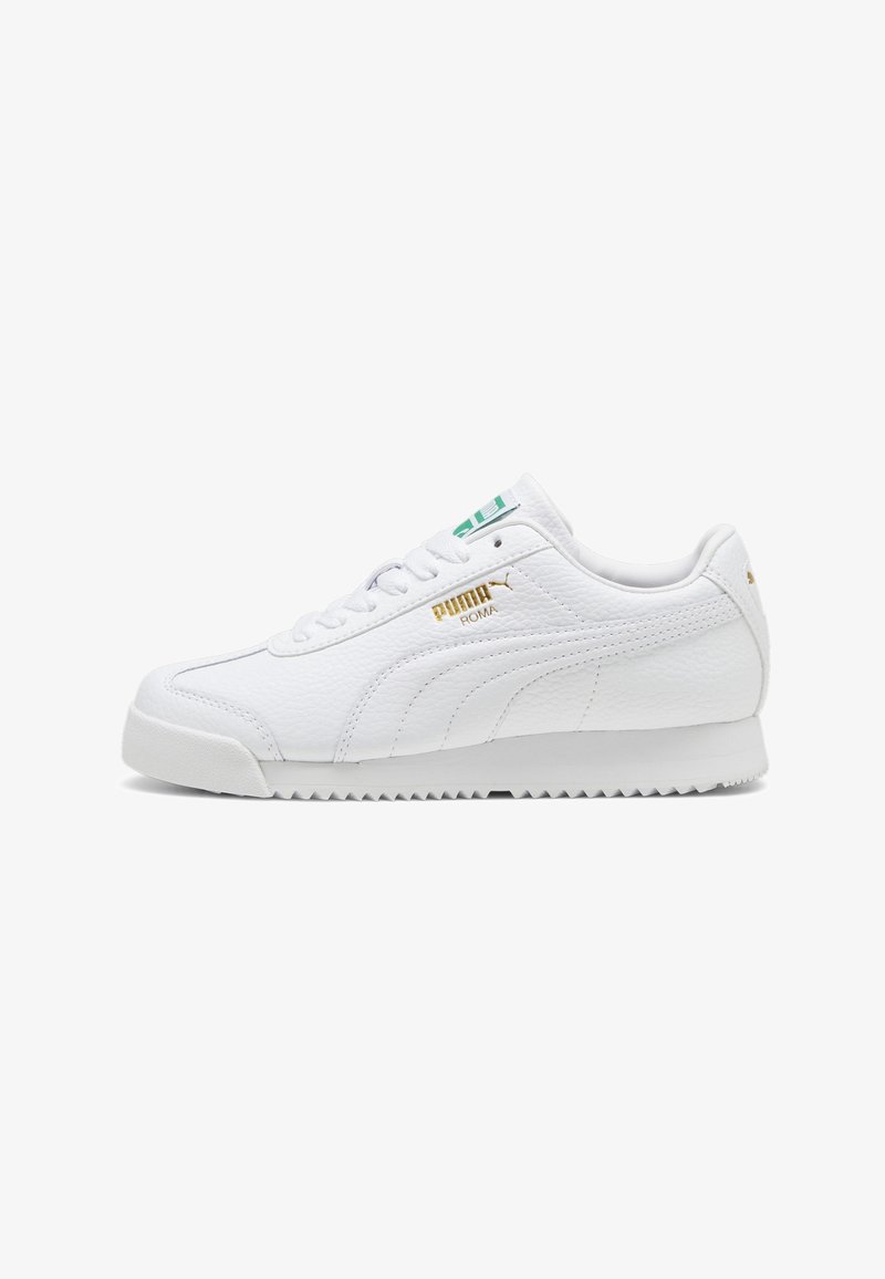 Baskets Puma Roma blanches avec logo doré, tige en cuir texturé, lacets blancs et semelle blanche striée, vues de côté.