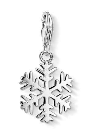 Silberner Metall-Schneeflockenanhänger mit sechs symmetrischen Zweigen, befestigt an einem Karabinerverschluss zum Befestigen.