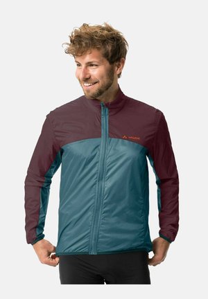 Leichte, zweifarbige Jacke mit einem oberen Teil in Kastanienrot und einem unteren Teil in Teal. Sie verfügt über einen vollständigen Reißverschluss, einen hohen Kragen und eine glatte, glänzende Textur.