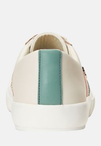 Tejfelülettel rendelkező sneaker, amelynek sarkán egy türkiz színű csík található, texturált gumitalppal és finom, színes varrási részletekkel.