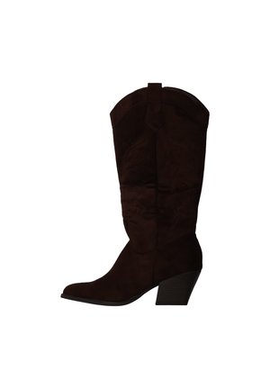 Botte de cow-boy en daim marron foncé avec bout pointu, talon empilé de hauteur moyenne, sangles de traction et surpiqûres décoratives sur la tige.