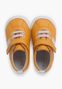 Scarpe gialle in pelle con dettagli bianchi, punta rotonda, chiusura con lacci e Velcro, soletta imbottita, suola in gomma e logo stampato all'interno.