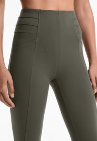 OYSHO EVERMOVE CREASE ANKLE-LENGTH - Tajice-hlače - khaki