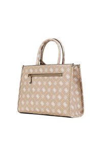 Bolso beige con superficie texturizada y patrón floral blanco, que cuenta con dos asas y un bolsillo frontal con cremallera.