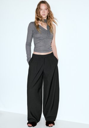 PULL&BEAR SAROUEL - Hlače - black