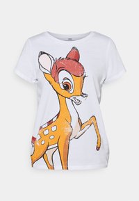 Vit t-shirt med en färgglad, illustrerad tecknad hjort med orange och bruna detaljer, rund halsringning och korta ärmar.