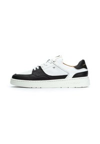 Zapatillas de cuero blancas y negras con un perfil bajo, punta redonda, texturas contrastantes, diseño de cordones y "MARTINELLI" grabado en la suela.