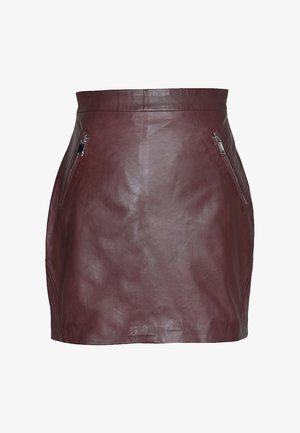 Burgunderfarbenes Leder-Minikleid mit zwei seitlichen Reißverschlusstaschen und einem taillierten Design. Glatte Textur mit einem sauberen Finish.