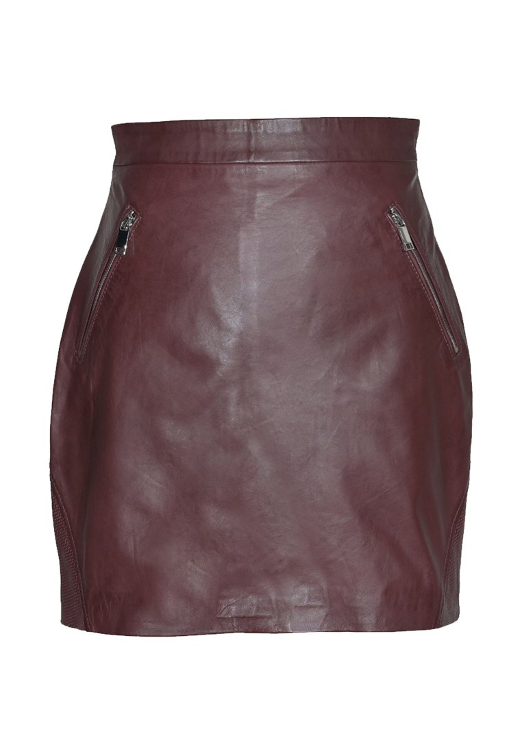 Gonna mini in pelle bordeaux con due tasche laterali con zip e un design aderente. Texture liscia con una finitura pulita.