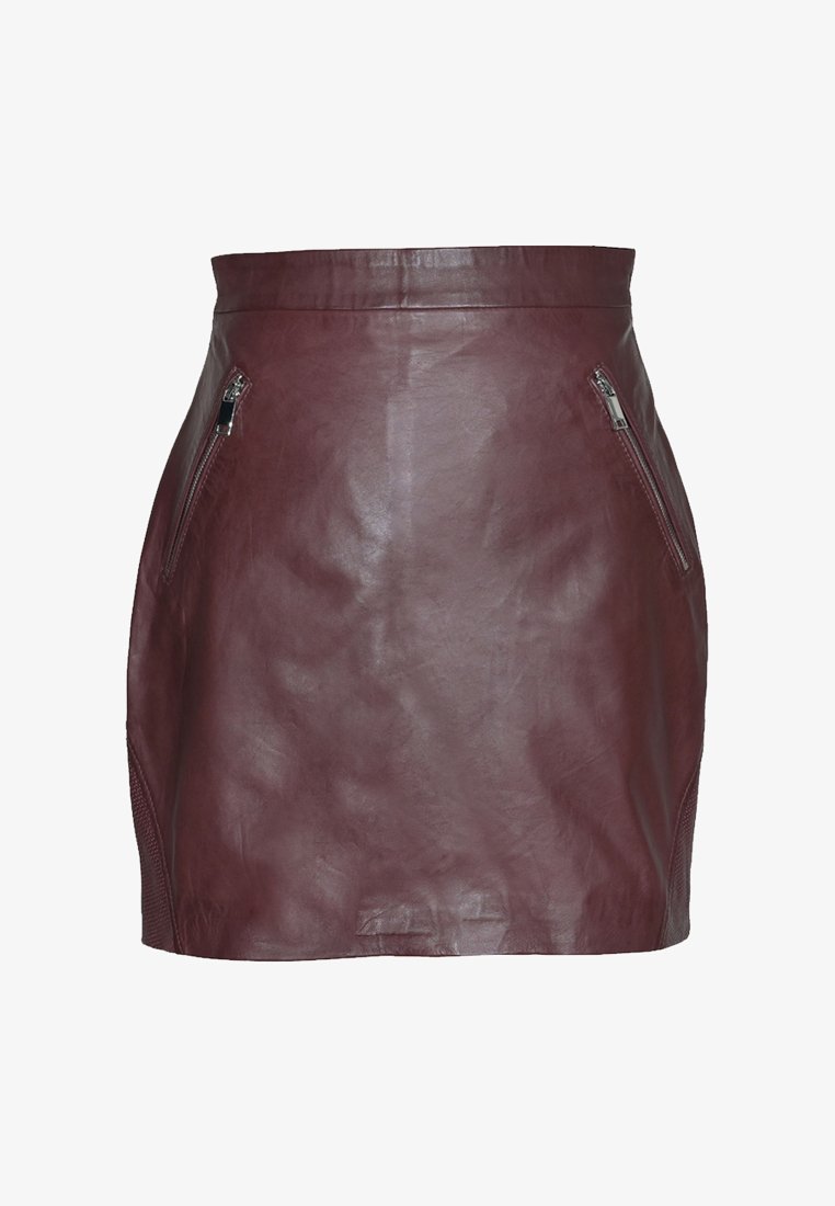 Burgunderfarbenes Leder-Minikleid mit zwei seitlichen Reißverschlusstaschen und einem taillierten Design. Glatte Textur mit einem sauberen Finish.