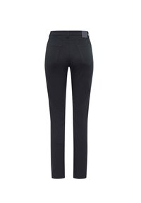 Zwarte denim broek met een slim fit, twee achterzakken en een middelhoge taille. Stikdetails zijn zichtbaar langs de naden.