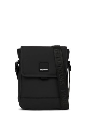 Sac bandoulière noir avec fermeture à rabat et large sangle avec le texte ""KARL LAGERFELD JEANS"" en lettres en relief.