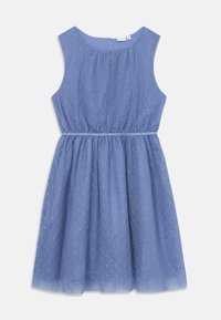 Ärmelloses blaues, strukturiertes Kleid mit gerafftem Bund, glitzerndem Gürtel und rundem Ausschnitt, flach auf weißem Hintergrund ausgelegt.