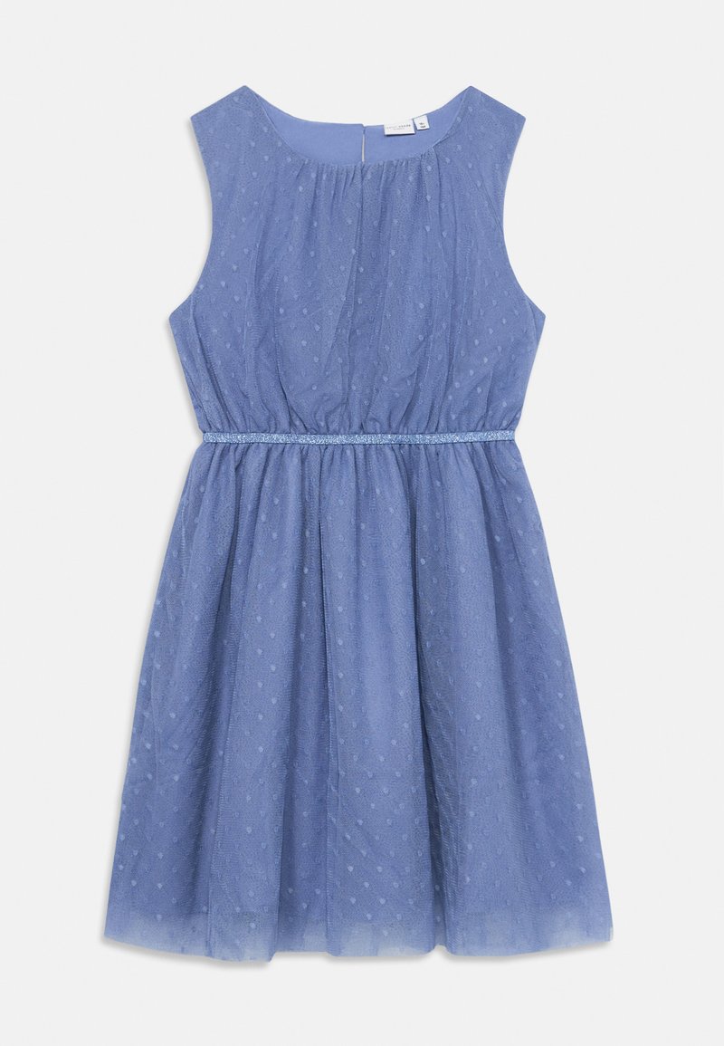 Bez rukava, plava haljina s teksturom, s naboranim pojasom, sjajnim remenom i okruglim izrezom, položena ravno na bijeloj pozadini.