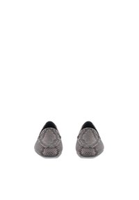 Paire de mocassins à enfiler gris foncé à motif peau de serpent, vus de face sur fond blanc.