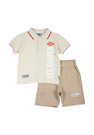 Polo beige à manches courtes avec bordure rouge et short beige assorti, tous deux ornés des détails de marque et du logo "Lee Cooper".