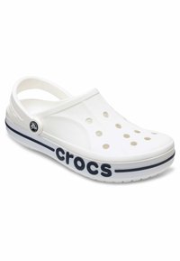 Białe Crocsy z otworami wentylacyjnymi, granatowym paskiem i przednim zapięciem. Nazwa marki "crocs" wyraźnie widoczna z boku.