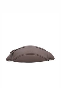 Banane fine en cuir marron avec une forme incurvée et une fermeture éclair sur un côté, sur fond blanc.