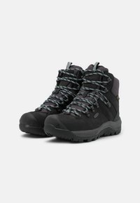 Botas de senderismo negras con un diseño robusto, que cuentan con material texturizado, cordones robustos con acentos azules y una suela resistente para tracción.