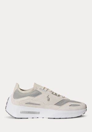 Bézs és szürke hálós Ralph Lauren tornacipő velúr ráhajtásokkal, fehér vastag talppal és hímzett Polo logóval az oldalon.