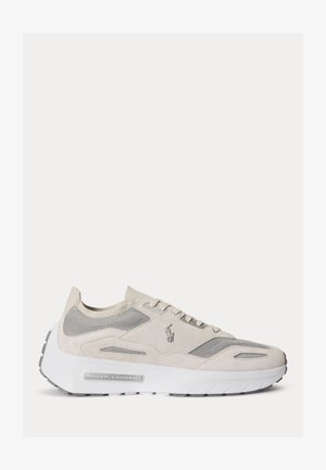 Beige og grå mesh Ralph Lauren-sneaker med semsket skinnoverlegg, tykk hvit såle og brodert Polo-logo på siden.