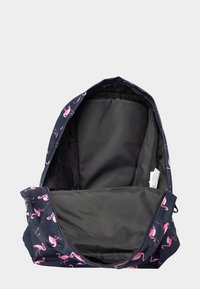 Zaino navy con motivo di fenicotteri rosa, chiusura a zip e un ampio interno foderato di nero. Presenta un unico scomparto principale senza tasche esterne.