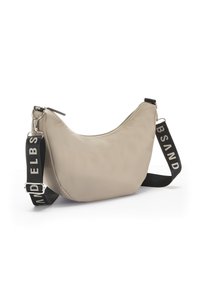 Beige Leder-Schultertasche mit einer geschwungenen Form, Reißverschluss und einem schwarzen Trageriemen mit weißer Schrift. Weiche Textur und minimalistisches Design.