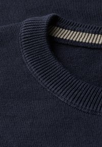 Navyblaues Sweatshirt mit geripptem Rundhalsausschnitt, das auf der Innenseite einen kontrastierenden hellgrauen Streifen aufweist. Weiche, gestrickte Textur in der gesamten Ausführung.
