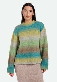 Pulover colorat și pufoș, cu dungi orizontale în nuanțe de verde, albastru și marron, cu guler rotund și manșete cu nervuri.