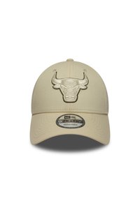 Μπεζ καπέλο με ανάγλυφο, κεντημένο λογότυπο ταύρου στο μπροστινό μέρος, ρυθμιζόμενο λουράκι και στρογγυλεμένη παραμάνα. Υφάσμα με υφή και λεπτομέρειες ραφής.