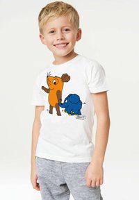Weißes T-Shirt mit kurzen Ärmeln, das ein buntes Cartoon-Design von einer braunen Maus und einem blauen Elefanten zeigt, die Händchen halten.