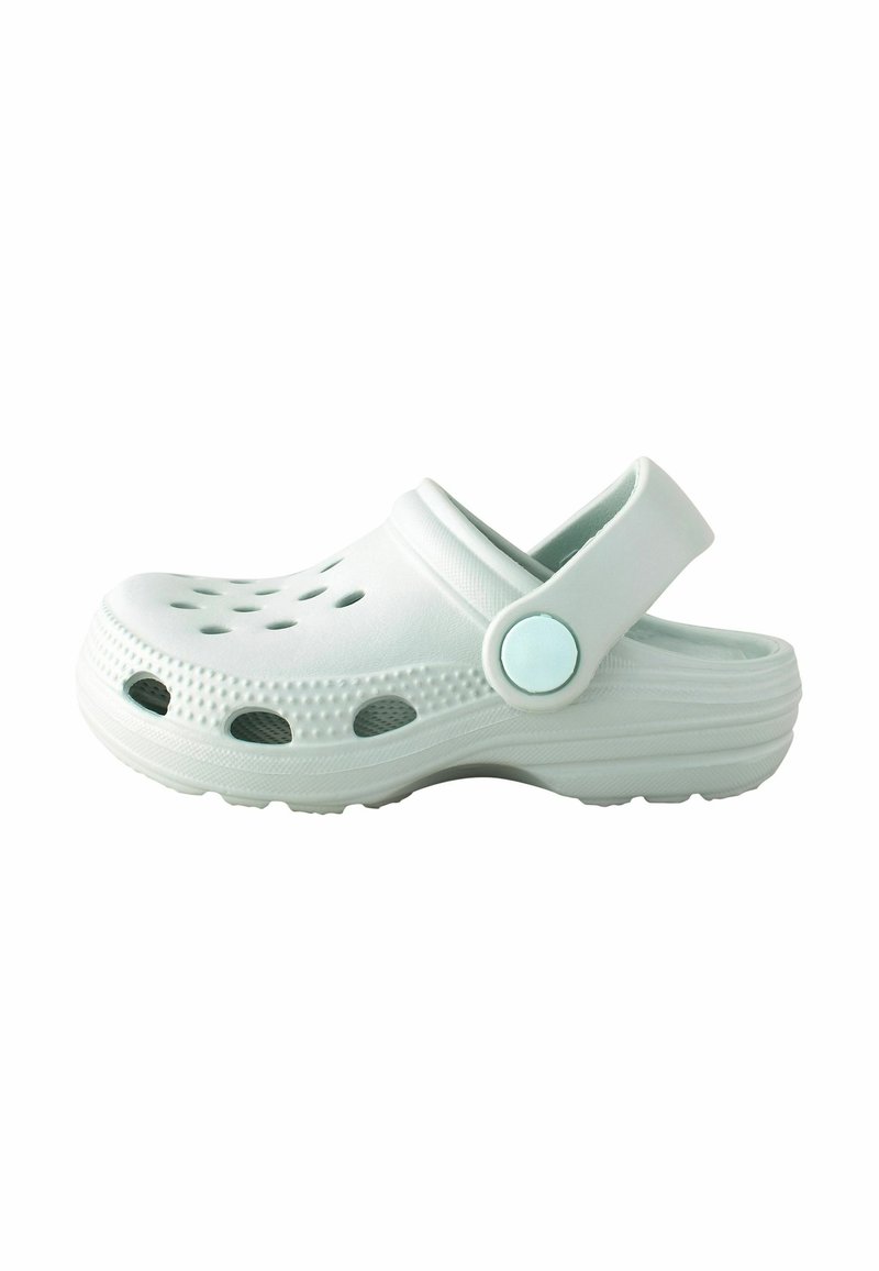 Zoccolo verde chiaro realizzato in materiale sintetico, con fori di ventilazione, una cinghia posterior e una suola testurizzata per una buona presa.