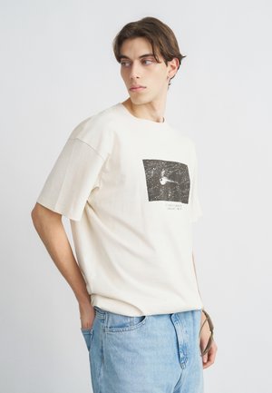 - T-shirt z nadrukiem