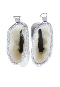 Szare, teksturowane buty z miękkim futerkiem w środku. Elastyczny sznurek na górze oraz gładka powierzchnia z delikatnym wzorem.