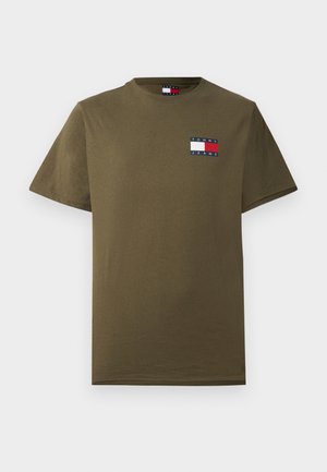 T-shirt vert olive à manches courtes en coton avec un petit patch logo Tommy Jeans en rouge, blanc et bleu marine sur la poitrine gauche.