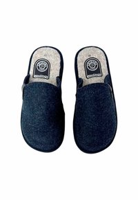 Pantofole blu scuro realizzate in morbido materiale di feltro, con bordi arrotondati, suola interna testurizzata e un'etichetta con un logo circolare. Taglia 40.