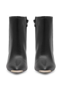 Čierne kožené ankle boots s hladkou textúrou, špicatou špičkou a kovovými akcentami na špičke. Zips v zadnej časti.