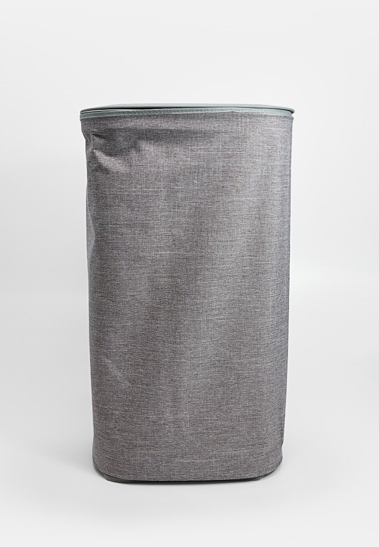 Panier à linge en tissu gris de forme cylindrique, avec une surface texturée et un rebord supérieur renforcé. Pas de matériel visible.