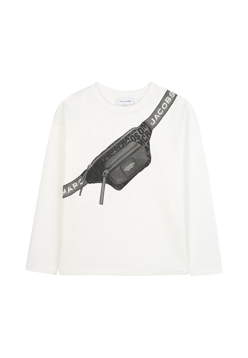 Witte langemouwen shirt met een zwart grafisch fanny pack ontwerp, een ritszak en een gebrandmerkte zwarte band met de tekst "MARC JACOBS".
