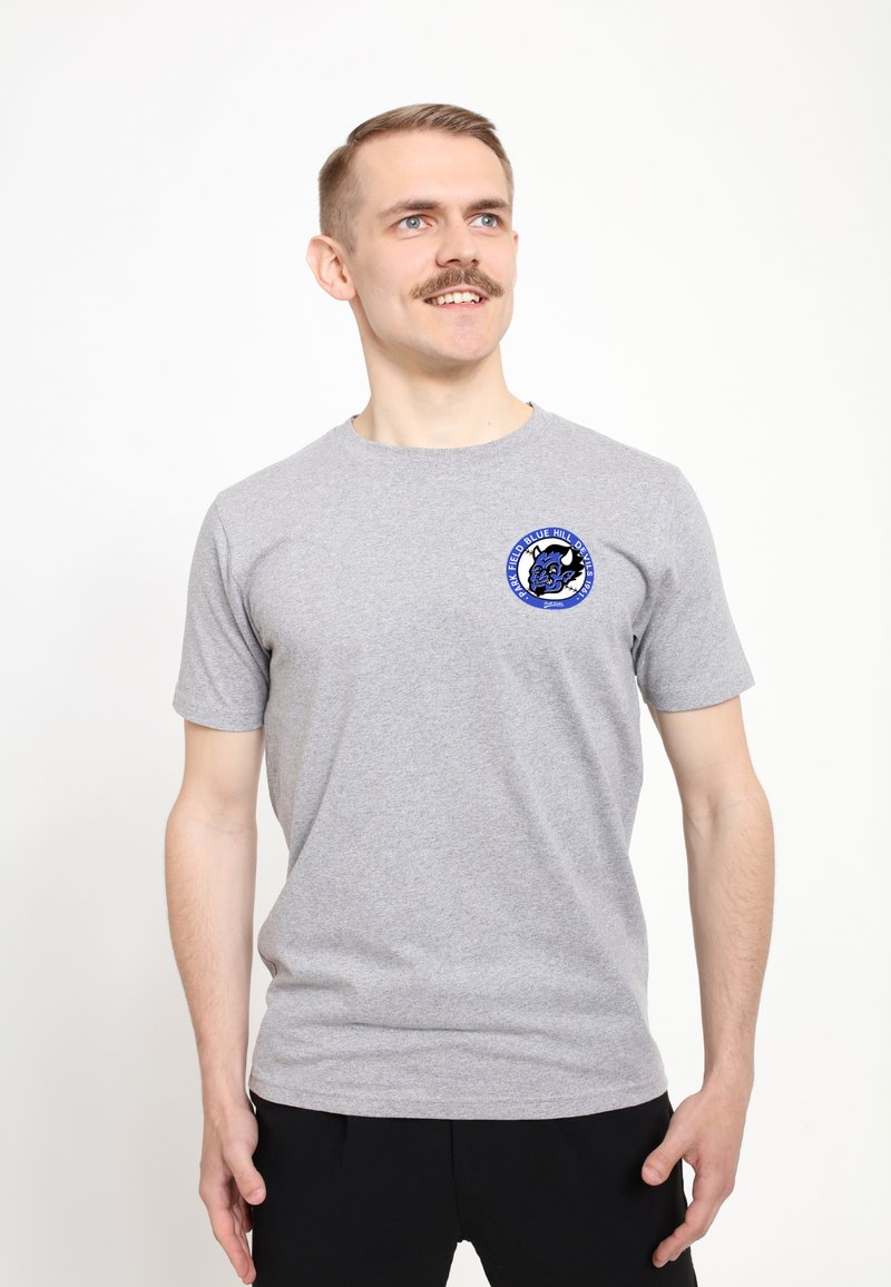 Grå bomulds t-shirt med korte ærmer og rund halsudskæring, prydet med en blå og sort grafisk logo på venstre brystområde.